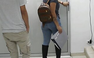 To close a deal to buy an apartment, I fuck get under one's saleswoman's rich pussy - Porn in Spanish