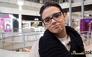 Angelica, jeune beurette se fait défoncer alors que son mec joue à la console