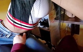 ME FOLLO A MI MEJOR AMIGA MIENTRAS HACÍA TAREAS DE LA UNIVERSIDAD