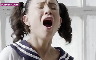 JUST GIRLS 4K Una joven colegiala sola y aburrida se masturba en el divan de su casa corriendose a chorros hasta que lo deja empapado. Teen latina Wear out Presley Hardcore squirting cosplay